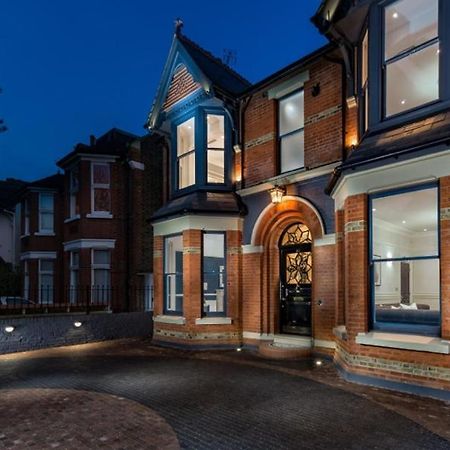 Dream House London With Gym, Cinema And Housekeeper Villa Ealing Exteriör bild