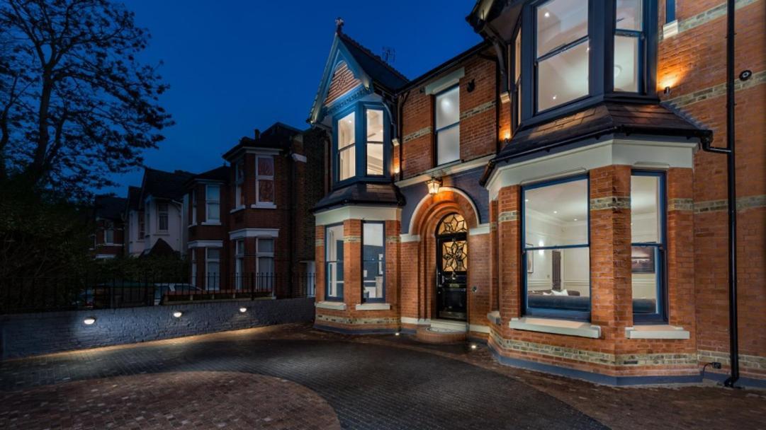Dream House London With Gym, Cinema And Housekeeper Villa Ealing Exteriör bild