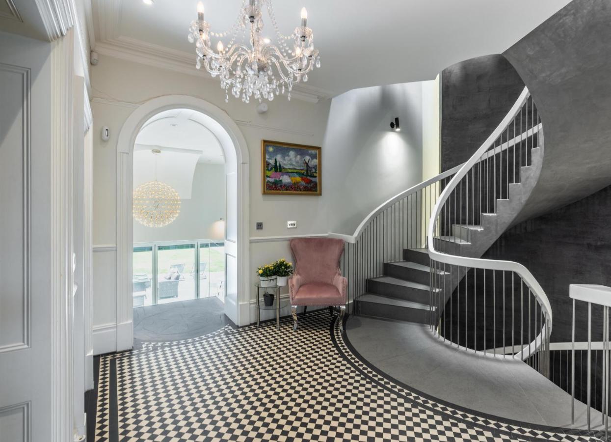 Dream House London With Gym, Cinema And Housekeeper Villa Ealing Exteriör bild