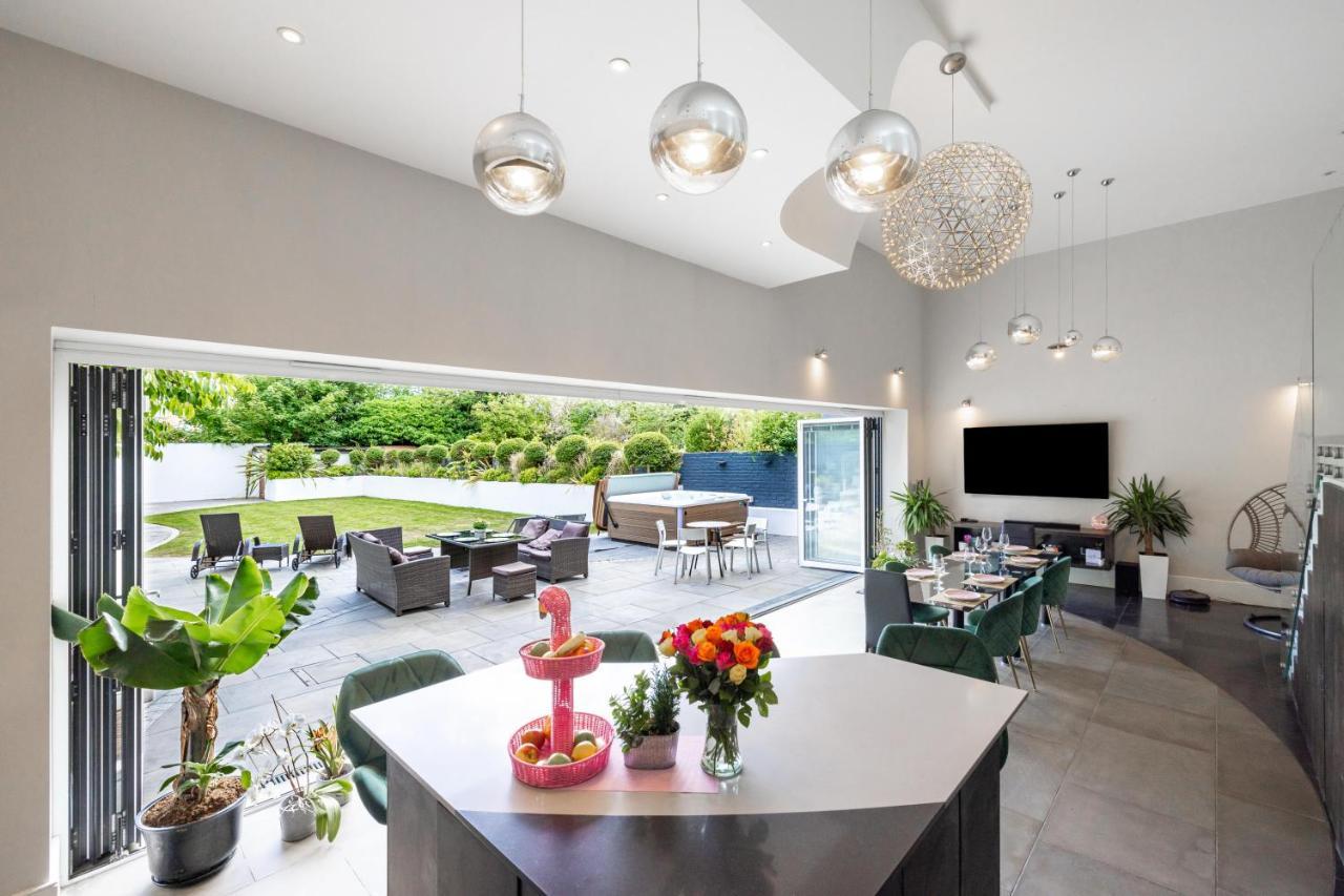 Dream House London With Gym, Cinema And Housekeeper Villa Ealing Exteriör bild