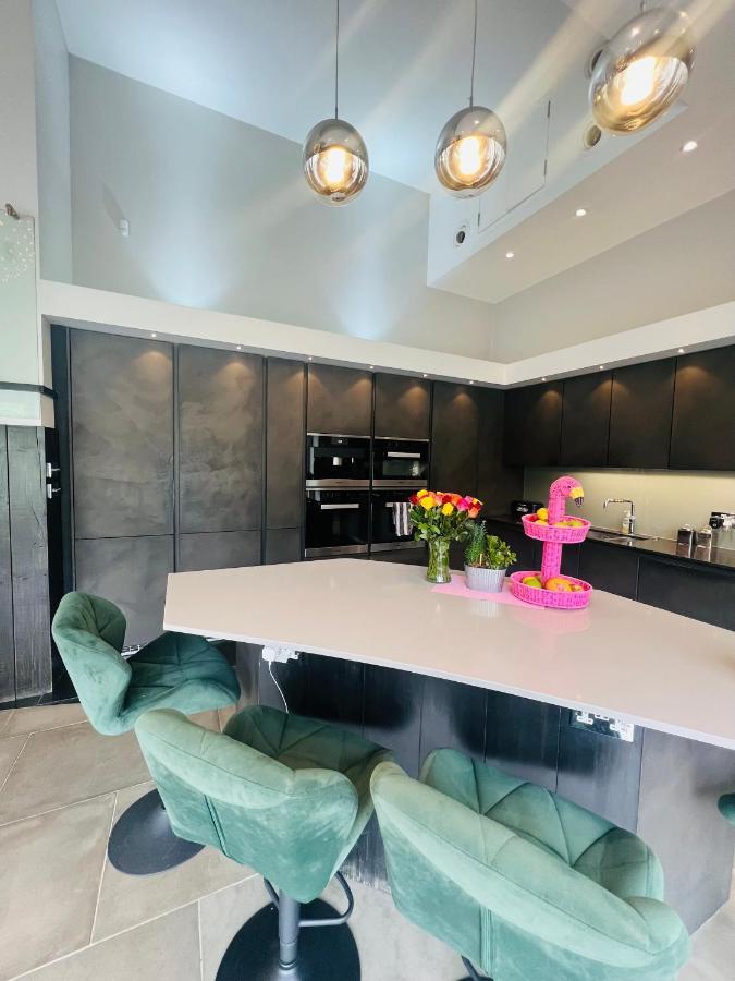 Dream House London With Gym, Cinema And Housekeeper Villa Ealing Exteriör bild