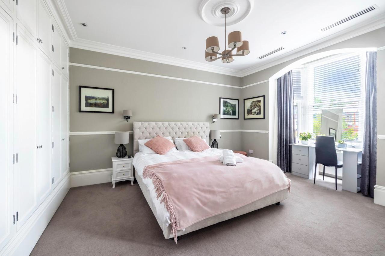 Dream House London With Gym, Cinema And Housekeeper Villa Ealing Exteriör bild
