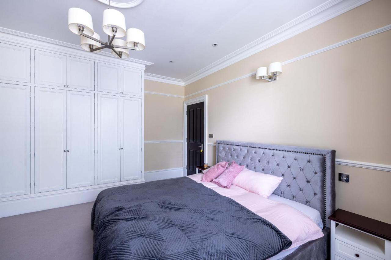 Dream House London With Gym, Cinema And Housekeeper Villa Ealing Exteriör bild