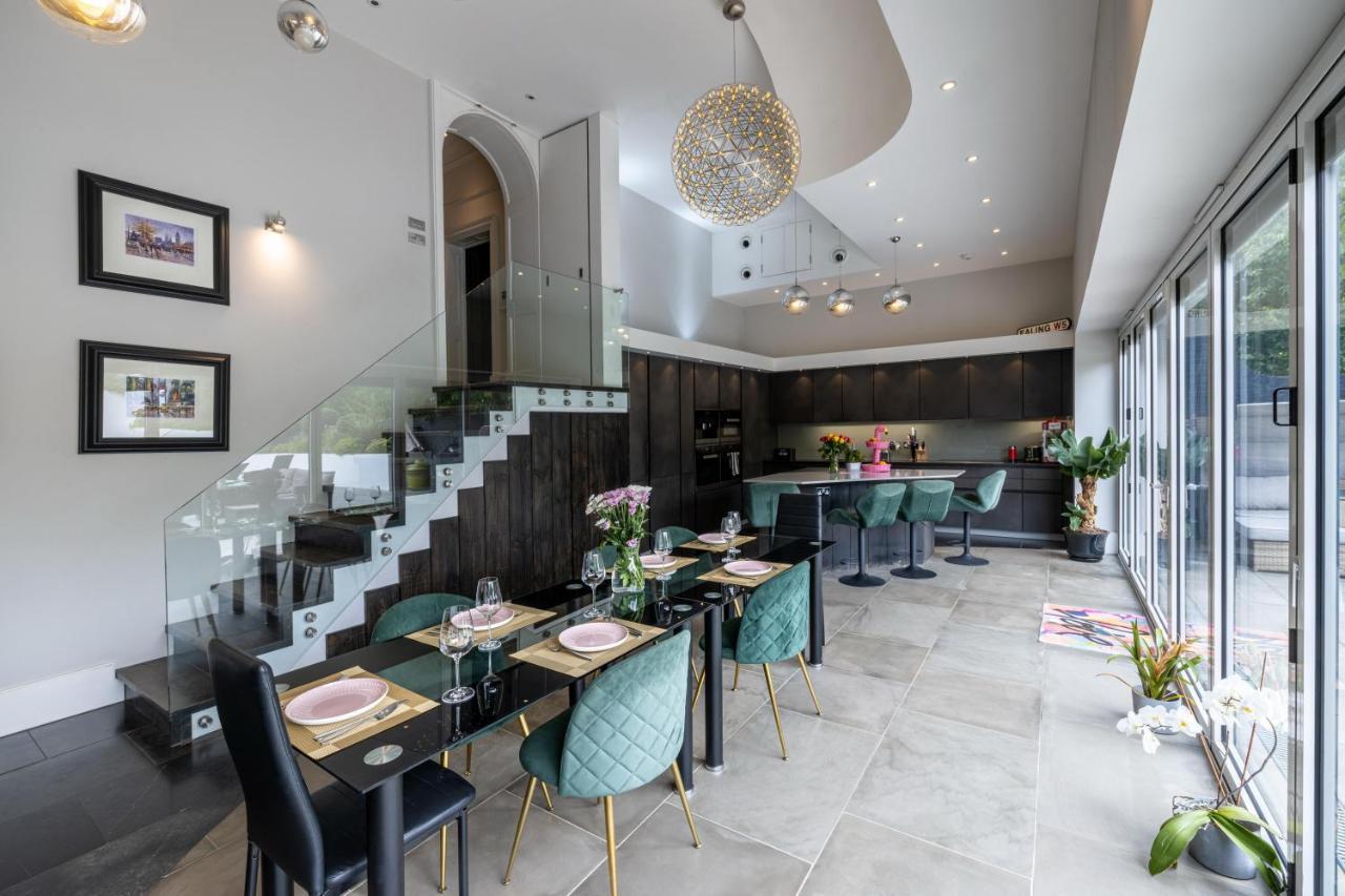 Dream House London With Gym, Cinema And Housekeeper Villa Ealing Exteriör bild