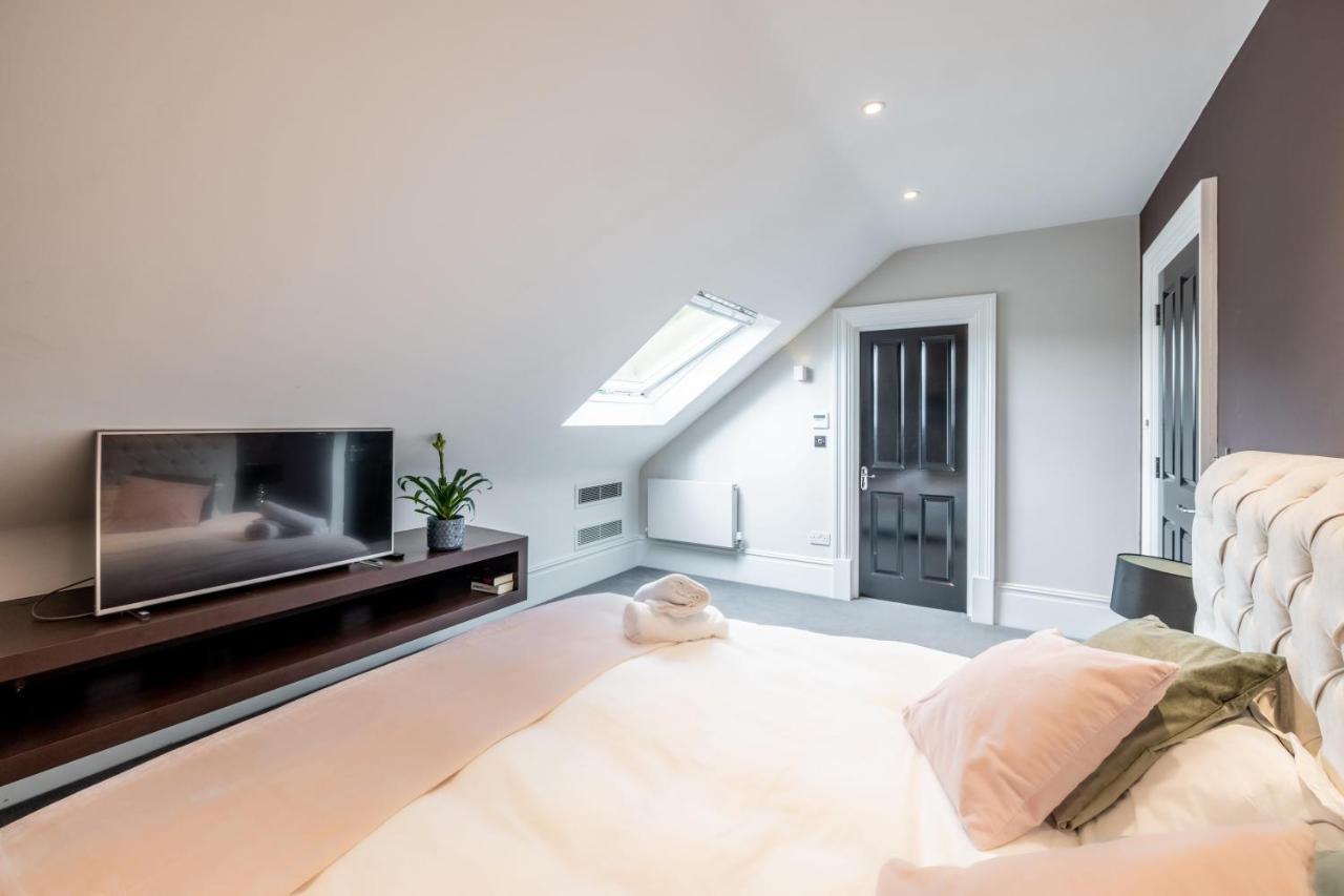 Dream House London With Gym, Cinema And Housekeeper Villa Ealing Exteriör bild