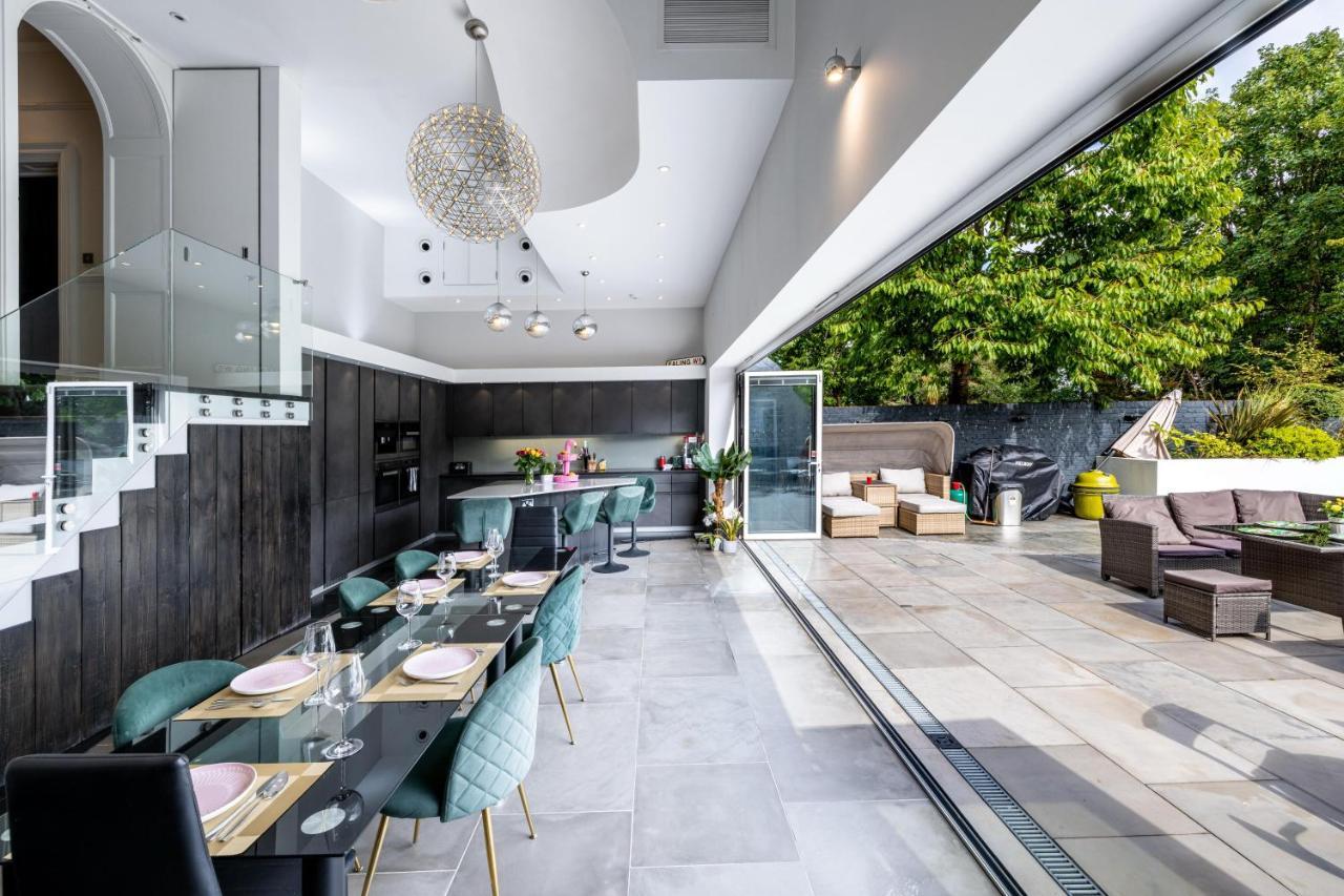 Dream House London With Gym, Cinema And Housekeeper Villa Ealing Exteriör bild