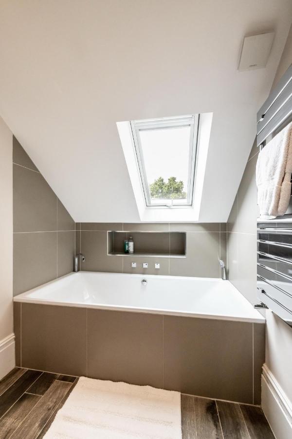 Dream House London With Gym, Cinema And Housekeeper Villa Ealing Exteriör bild
