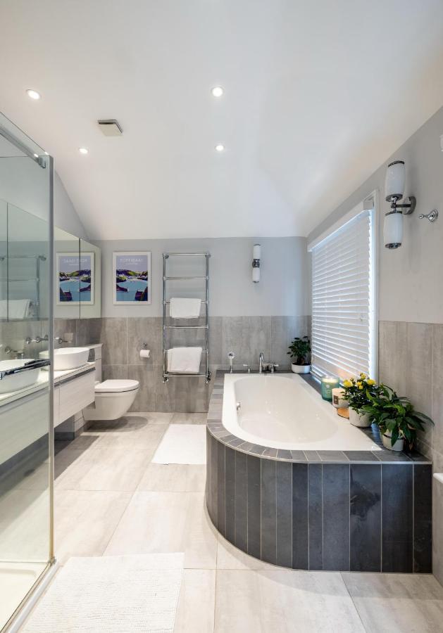 Dream House London With Gym, Cinema And Housekeeper Villa Ealing Exteriör bild