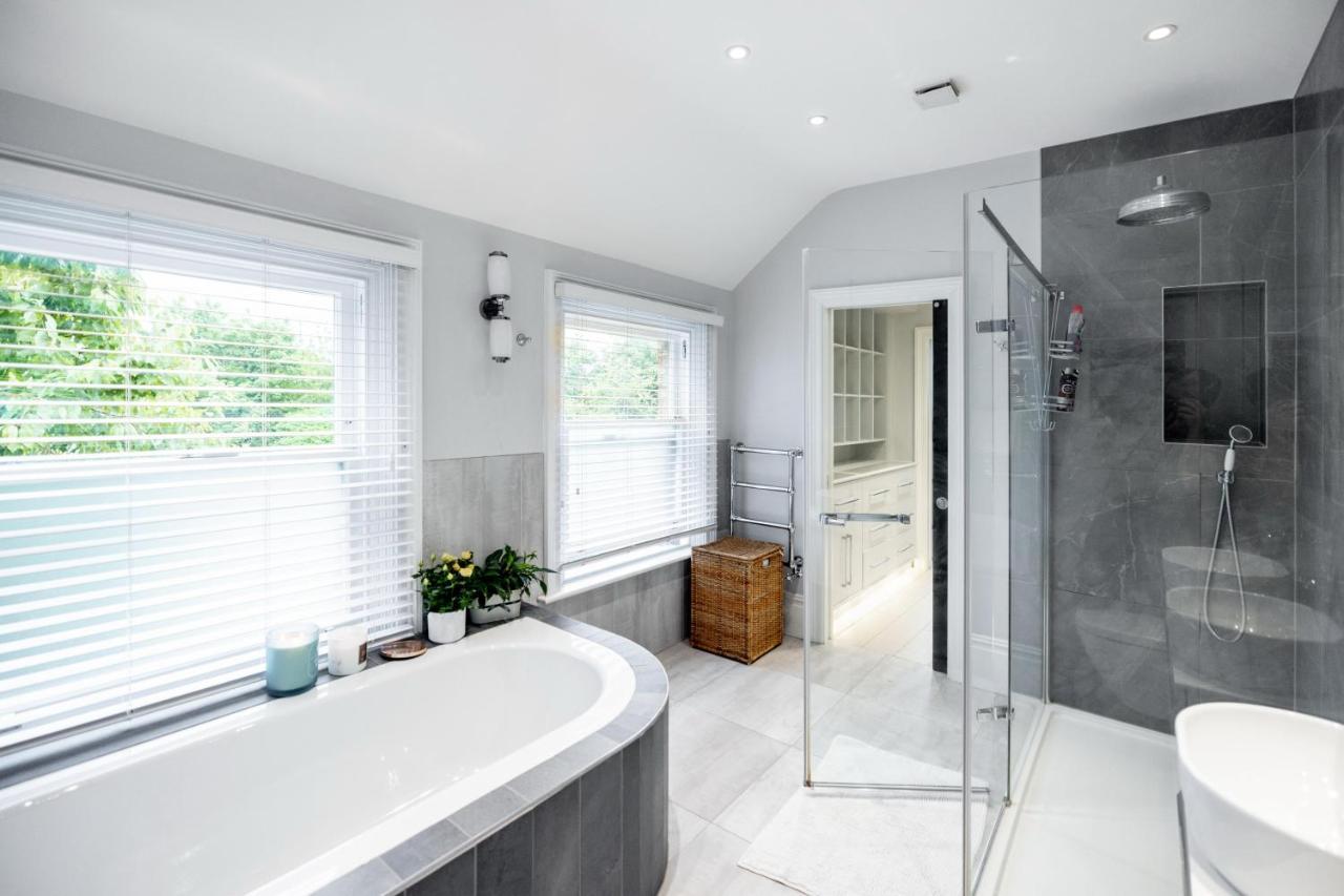 Dream House London With Gym, Cinema And Housekeeper Villa Ealing Exteriör bild