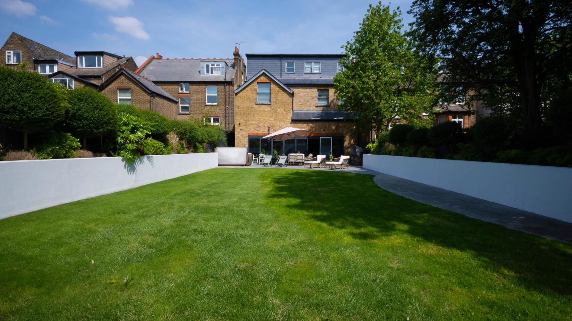 Dream House London With Gym, Cinema And Housekeeper Villa Ealing Exteriör bild